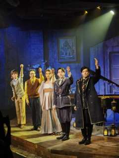 在小剧场里表现这个主题着实不容易,战争里的爱与恨,太宏大太直