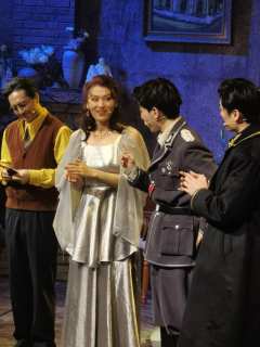 在小剧场里表现这个主题着实不容易,战争里的爱与恨,太宏大太直