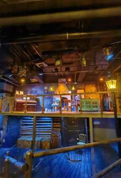 在小剧场里表现这个主题着实不容易,战争里的爱与恨,太宏大太直