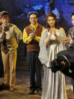 在小剧场里表现这个主题着实不容易,战争里的爱与恨,太宏大太直