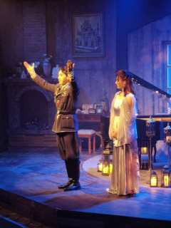 在小剧场里表现这个主题着实不容易,战争里的爱与恨,太宏大太直