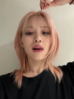 决战粉发女爱豆之巅💗
粉发老婆们摩多摩多😍