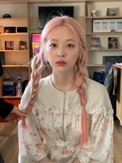 决战粉发女爱豆之巅💗
粉发老婆们摩多摩多😍