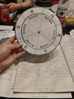 “谎言构筑杀意循环,死亡恩赐囚徒解脱”
来自杀意的邀约~()