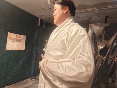 万骨霜凝疆场横,孤忠百裂不系降。
劝君休拭涕泪看,生者衣冠无