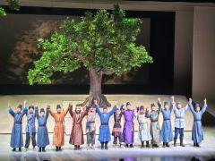 ☺️之前看喜剧综艺时挺喜欢的演员,竟然主演了话剧,改编自马伯