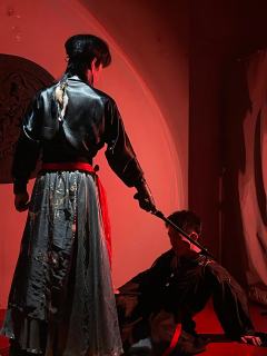 “被命运偏爱的孩子，总要去拦一拦这世间的悲伤。”

一句话总