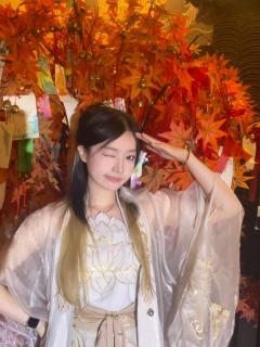 “被命运偏爱的孩子，总要去拦一拦这世间的悲伤。”

一句话总