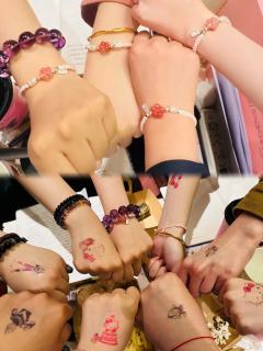 就向前看，直到天光照彻长夜。
就向前看，直到永夜燃起孤灯。
