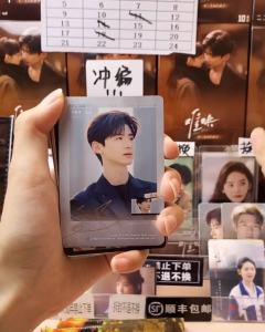 刚刚在直播间抽卡 抽出来了一个小白拍立得小卡和张淼怡的水雾光