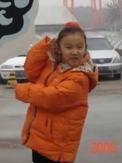 小小的老子还在咬气球绳
怎么一下就长大了