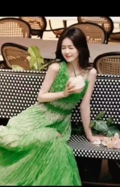 白鹿和鞠婧祎比美（白露输了换宋雨琦鞠婧祎输了换赵露思）
