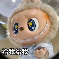 为了抢labubu早起去香港泡泡玛特门店排队，一大早就看到老