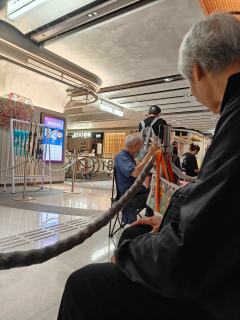 为了抢labubu早起去香港泡泡玛特门店排队，一大早就看到老