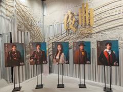 故事发生在二战时期被德军占领的波兰华沙,以汉斯(德军军官)强