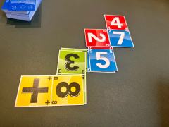 Uno变体，出牌原则一样，但是稍微繁琐了一点点，牌分成了上下