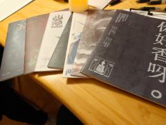 “我们之间很近，只隔着一道月光的距离。  
你的手穿过清辉，