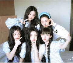五个萌萌的小女孩(｡･ω･｡)ﾉ♡
玧我真的好帅！！！简直是