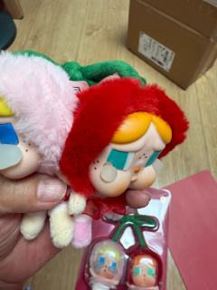 真假哭娃大对比！直播间看到祖国版，很便宜，买来对比一下。首先