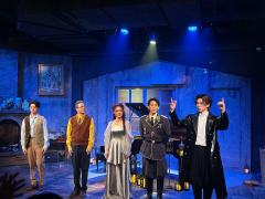 在小剧场演绎反战主题很有挑战性，剧组很巧妙的用肖邦夜曲贯穿整