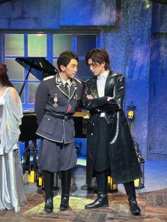 在小剧场演绎反战主题很有挑战性，剧组很巧妙的用肖邦夜曲贯穿整