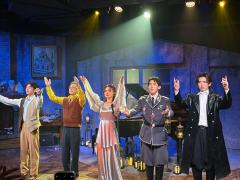 在小剧场演绎反战主题很有挑战性，剧组很巧妙的用肖邦夜曲贯穿整