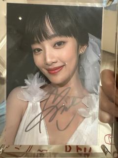亲签是真的吗？怎么跟我今天刚拆出来的卡背签名不一样啊？