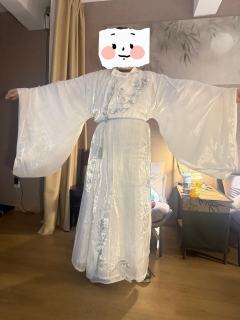 相拥着沉默，情不容你我，舍我护你而活
因为爱上你，我便成了我