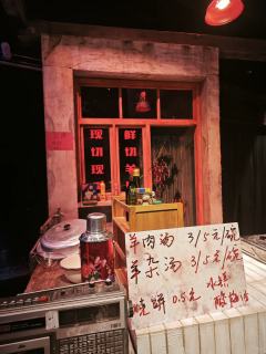 深夜辗转难眠，脑海里仍不断回放着那场令人震撼的沉浸式演出。用
