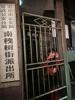 深夜辗转难眠，脑海里仍不断回放着那场令人震撼的沉浸式演出。用