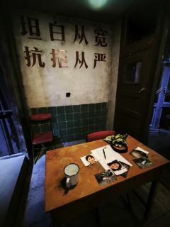 深夜辗转难眠，脑海里仍不断回放着那场令人震撼的沉浸式演出。用