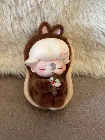 小时候的奇奇蒂蒂，每天睡到自然醒；长大后的奇奇蒂蒂，每天早起去上班。打工人不必太正常