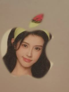 平版是三岁时爸爸买给我哒，卡以及明信片也是爸爸买的。桌面有点