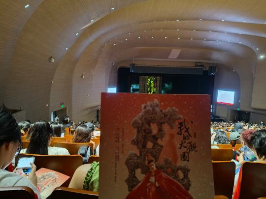 第一次听越剧，也是第一次看红楼梦，演员业务能力都非常强