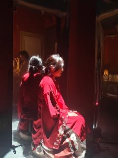 “她自泥泞中挣扎而出，却将你托举至光明”
“可长大后你才明白