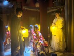 “她自泥泞中挣扎而出，却将你托举至光明”
“可长大后你才明白