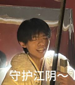 “她自泥泞中挣扎而出，却将你托举至光明”
“可长大后你才明白