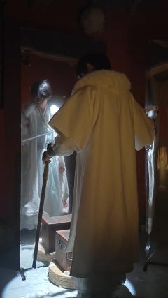 “她自泥泞中挣扎而出，却将你托举至光明”
“可长大后你才明白