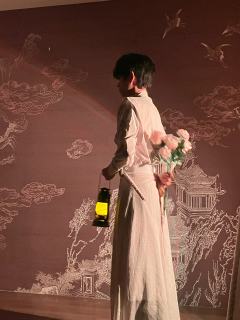【被命运碾碎的柳絮，终成春泥】
“世人只见泱泱糖葫芦里的甜，