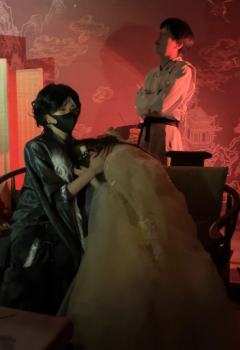 【被命运碾碎的柳絮，终成春泥】
“世人只见泱泱糖葫芦里的甜，