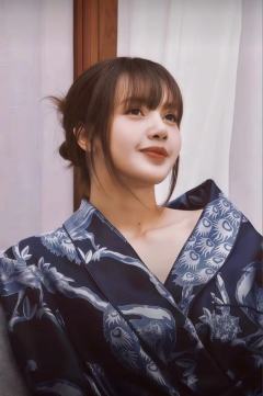此女小时候怎么这么萌😋