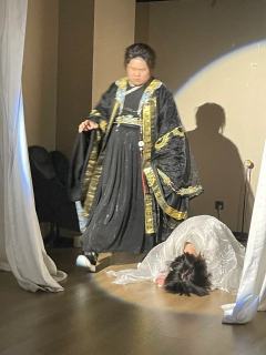 故事还可以,剧情很丰富,情感从其他玩家猛哭的反馈上看应该也是