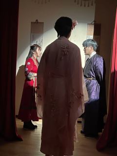 9分本实至名归,剧情丰富量大管饱,后期每一幕都在反转,而且是