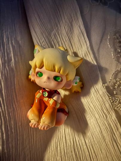 有只小猫要追我！🐱悠布的“我没有”
“多看看我吧，我真的好羡慕”
悠布第三代的“我没有”
好喜欢这个设计小猫耳朵，项圈和背面的衣服里面都有眼睛👀这个小悠布就是一个会偷偷观察别人很敏感期待被爱的小女孩呀