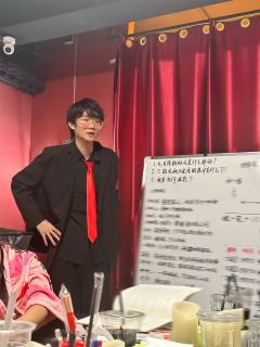 我会爱你,无数个秋天
他愿意为此付出一切,
愿意当那只,到