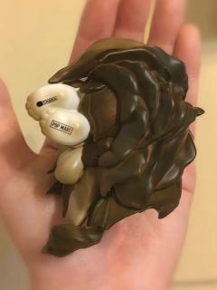 官方说【凋零】的蜡液底部形似白玫瑰，倒过来看确实像半朵玫瑰，