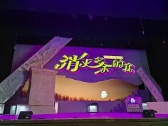 在看惯了商业剧目后,再看这种学生剧感觉真的好特别呀。从舞美、