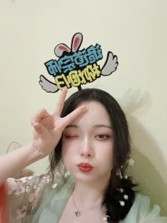 听人说后来我们都变成江湖传闻，茶楼酒肆里说完一生。
为何泛泛