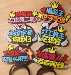 听人说后来我们都变成江湖传闻，茶楼酒肆里说完一生。
为何泛泛