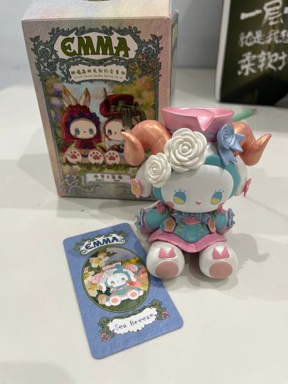 这个盲盒是53块钱买的，本来没报多大希望，在店里就拆了，结果拆到了我最喜欢的，幸运值爆棚，这个娃除了脸和披风其他的都是珠光的，披风是植绒的，非常喜欢